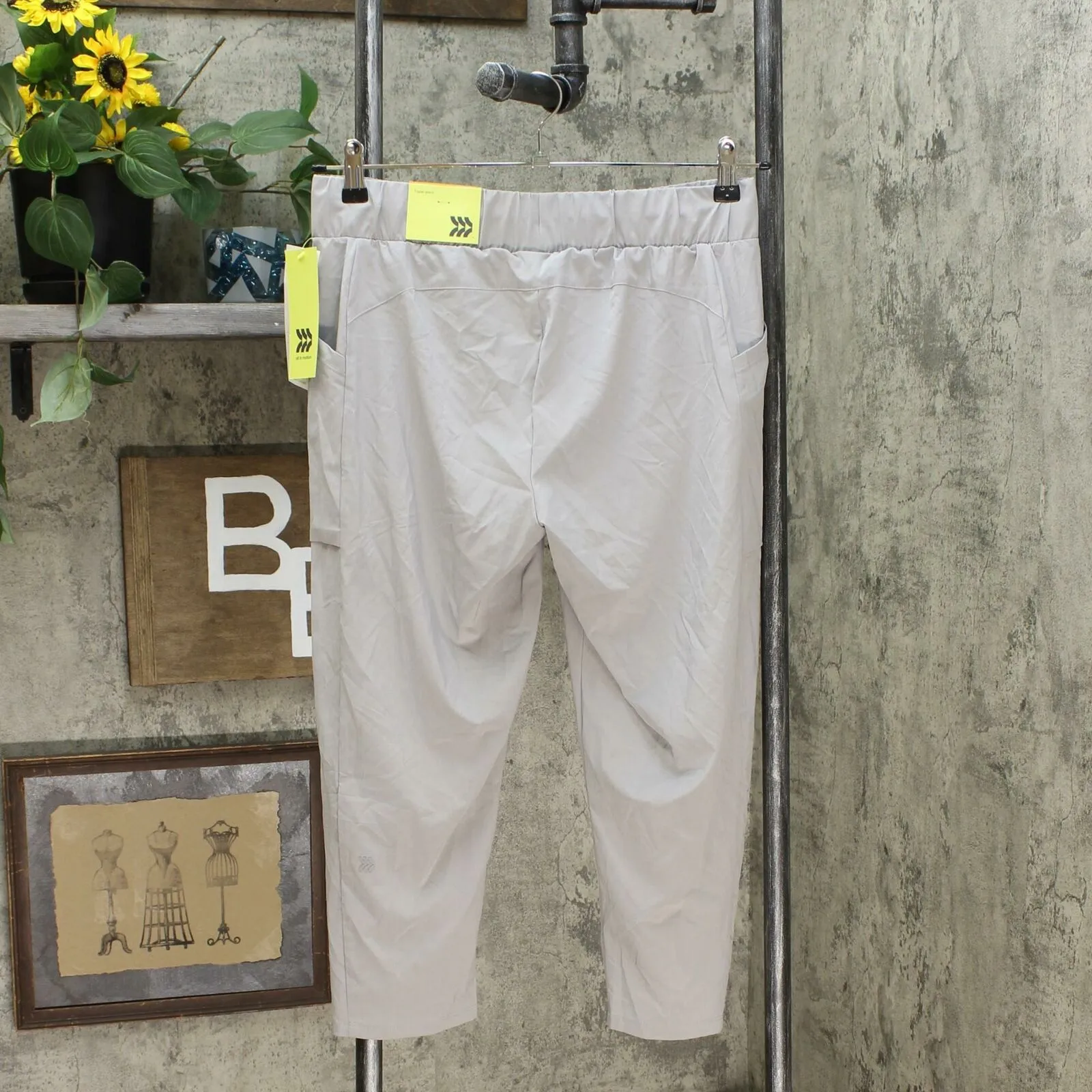 All In Motion Women's Mid-Rise Stretch Woven Tapered Leg Capri Pants