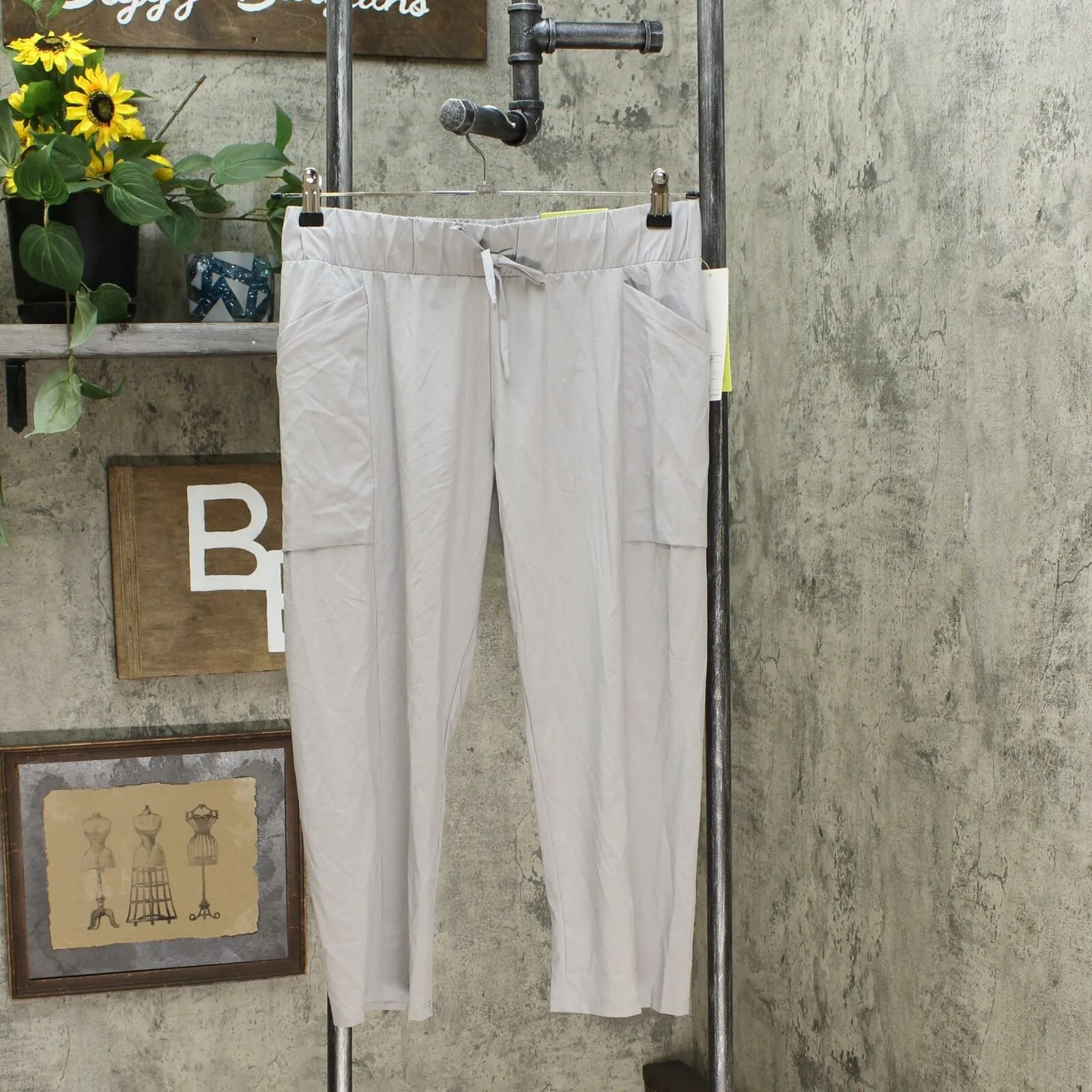 All In Motion Women's Mid-Rise Stretch Woven Tapered Leg Capri Pants