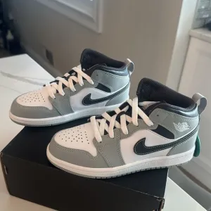 Jordan 1 Mid (PS) - Light Smoke Grey/White